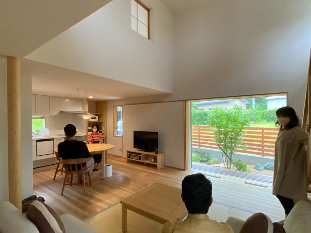 春・秋であれば雨の日でも窓を全開にして、縁側と居間をつなげれば室内も一段と広く感じることができる