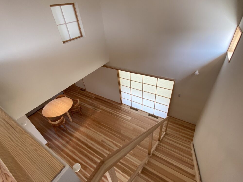 塗り壁素材を乗せたクロス。エコクロスとは違う質感。もちろん調湿も少しは効果がでる