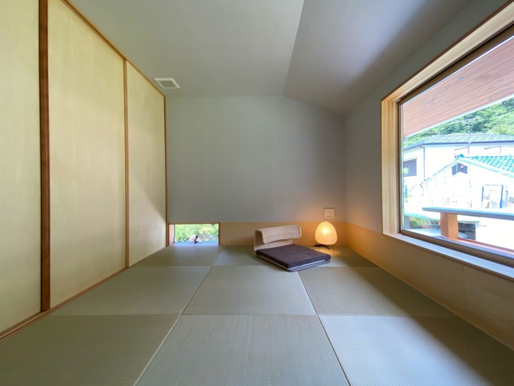 木製建具であることは、開口部を大きく見せる以外にも健康面での効果がある