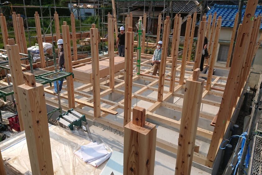 接着剤で固めた木と無垢の木の違いは、「長持ち」と「健康」の両面で差が出る