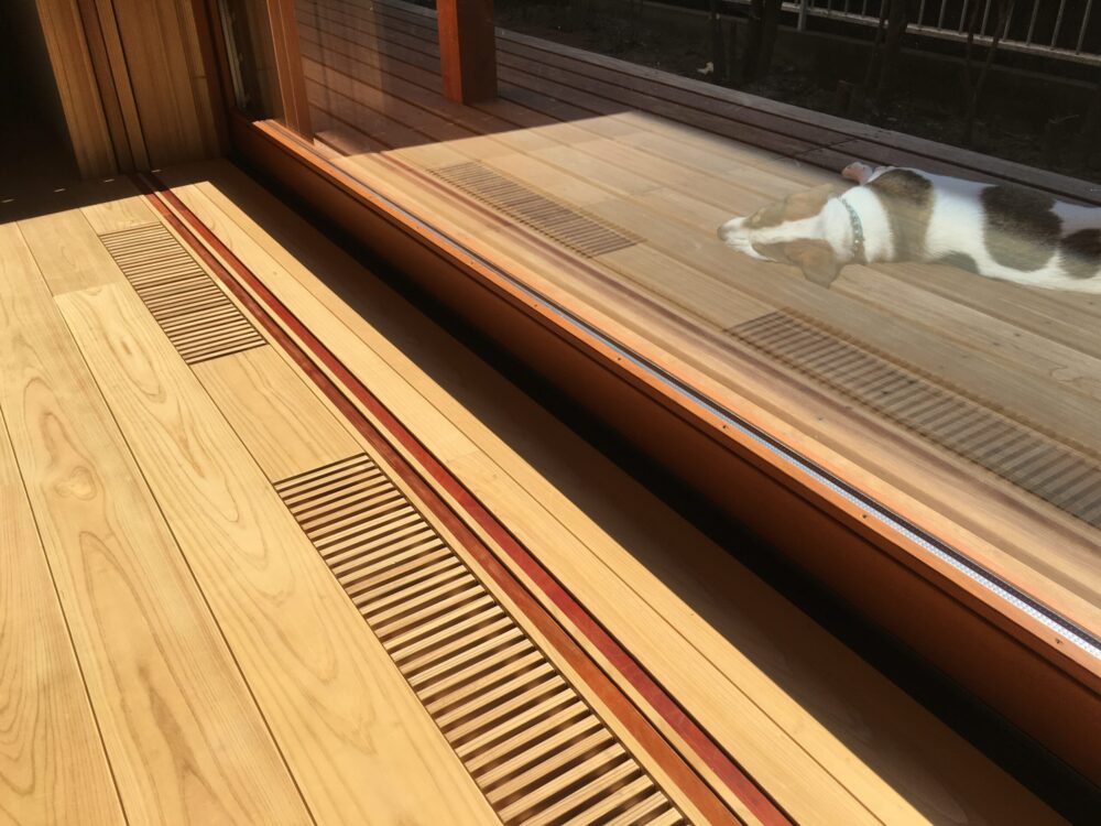 暖房は密閉された基礎から、じんわり吹き上がるので真冬でも底冷えしない