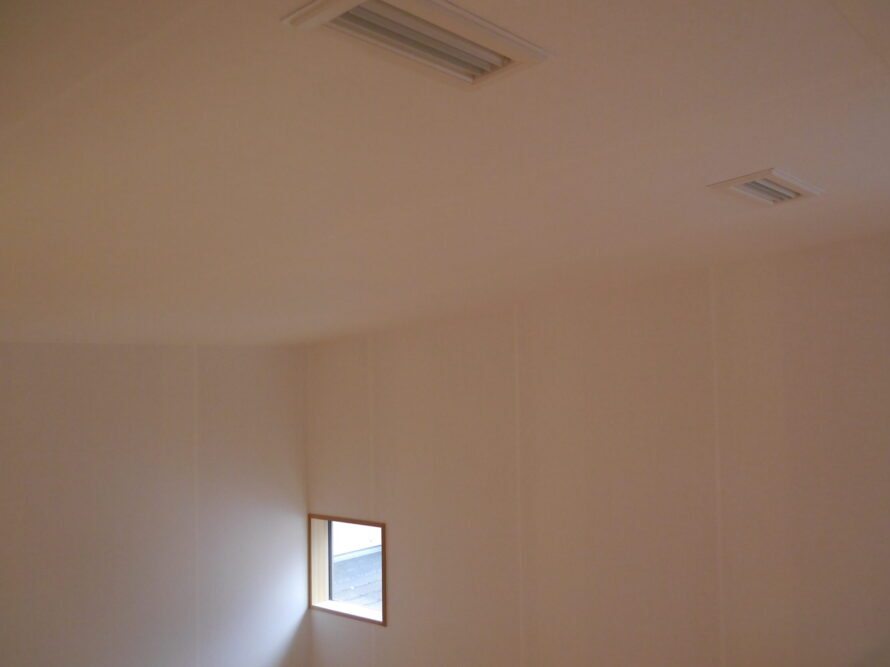 夏は柔らかな冷房が吹抜けや天井から吹き下してくる自然の考えに従って設計される