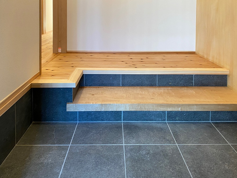 子どもたちは並んで靴が履け、低い段差で足腰への配慮もされている