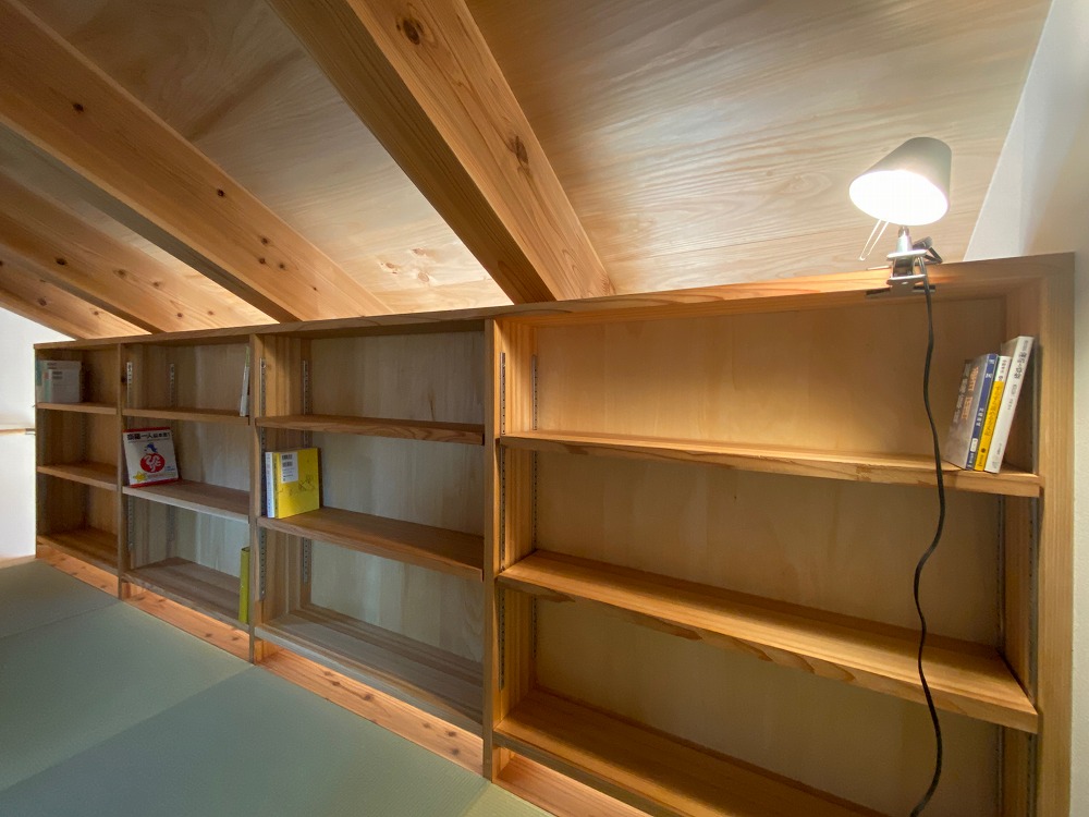 もっと灯りが欲しい方なら高さを縮めて吹抜けから光を取り込める