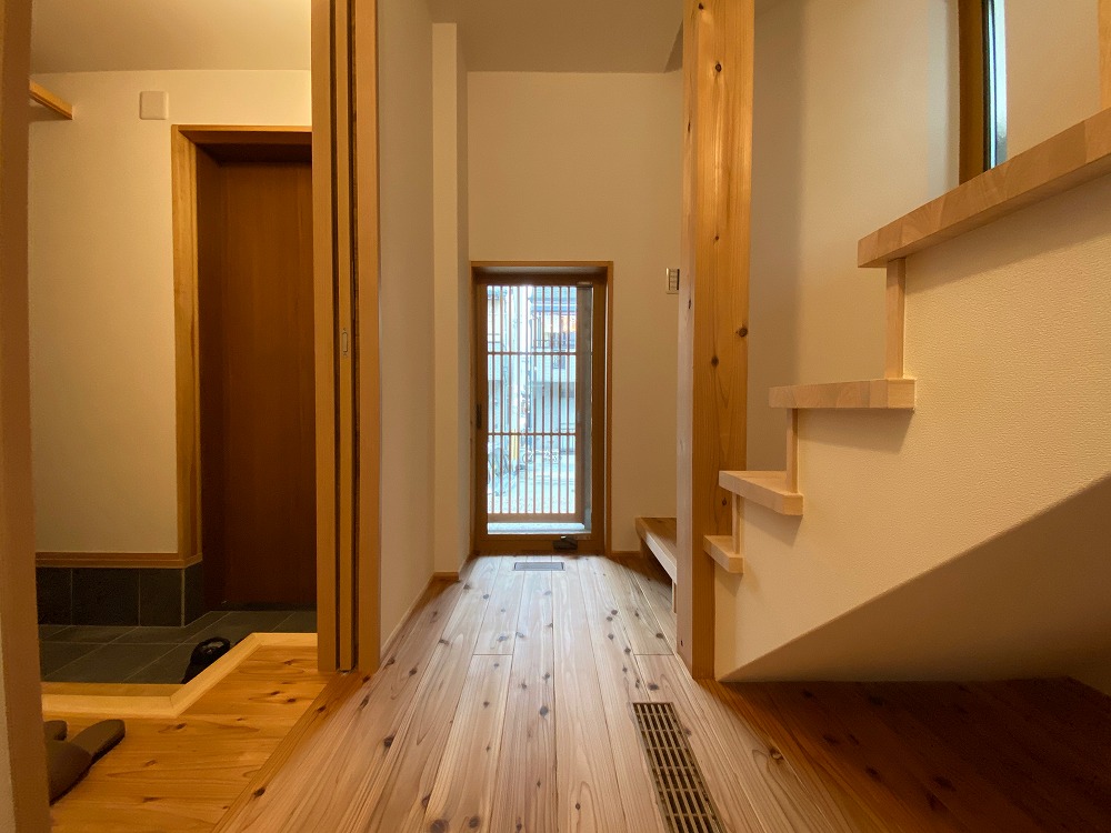 玄関風除室もあり、廊下の吹き出し口もあり、いつでも暖かい1階になっている