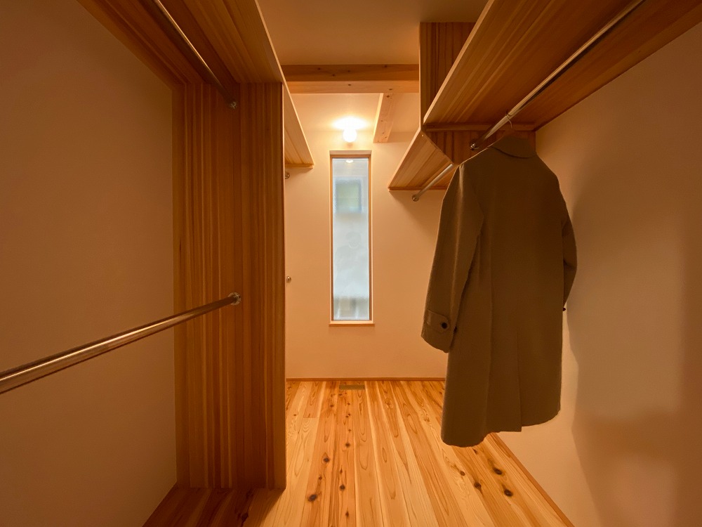 ウォークインは湿気や空気がこもりがち。衣類は長持ちし、湿気や臭気とは無縁の収納に