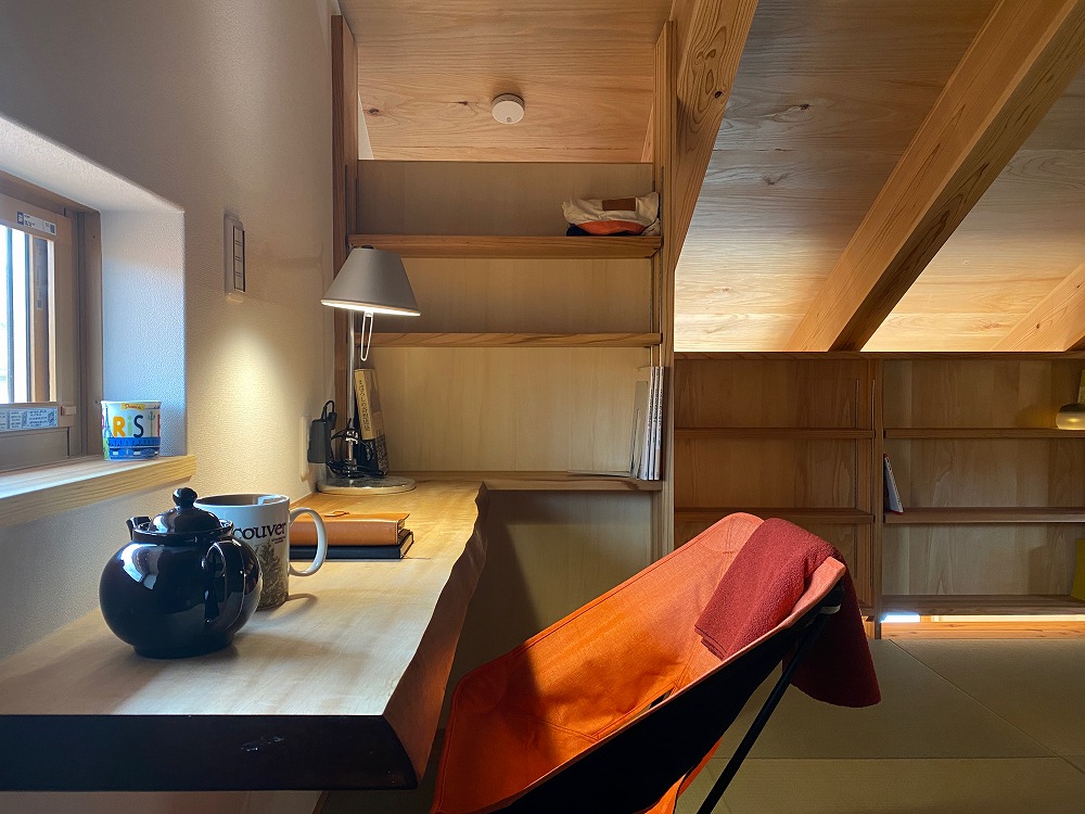 祖父母様の思い入れある一枚板の復活。書斎に身を置くのが楽しみでならない