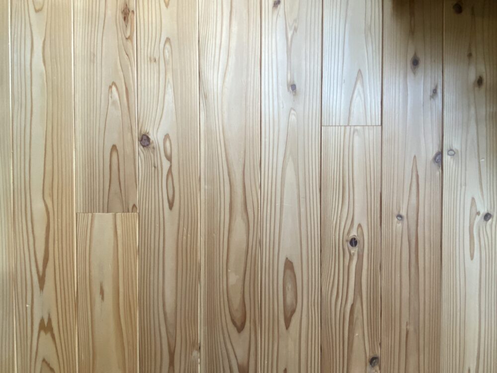 特一等材。初めは節や源平の色味が気になるがいずれ綺麗な飴色に変化する