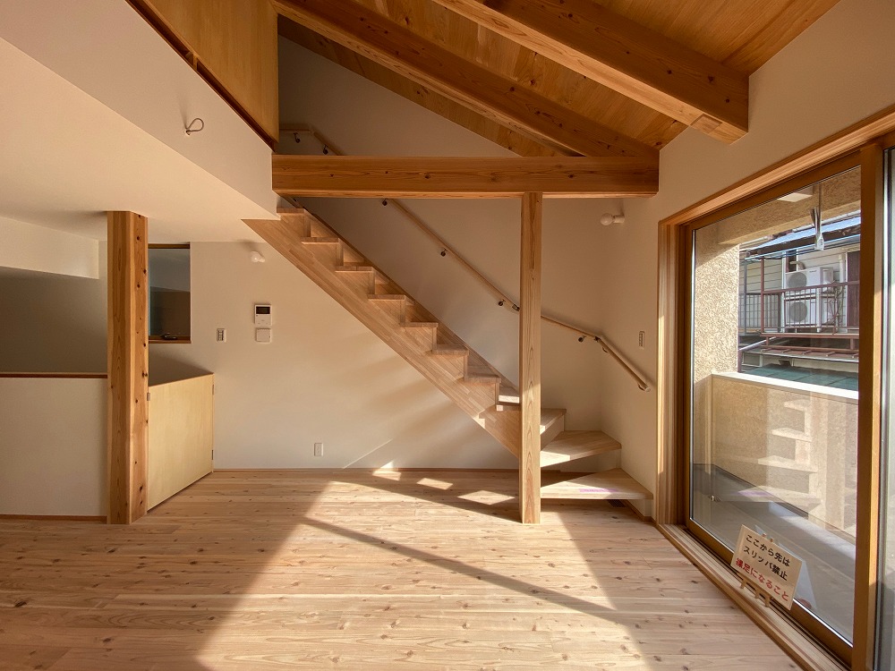 木の床には蜜蝋ワックスがかけられとてもしっとりしていて気持ちがいい