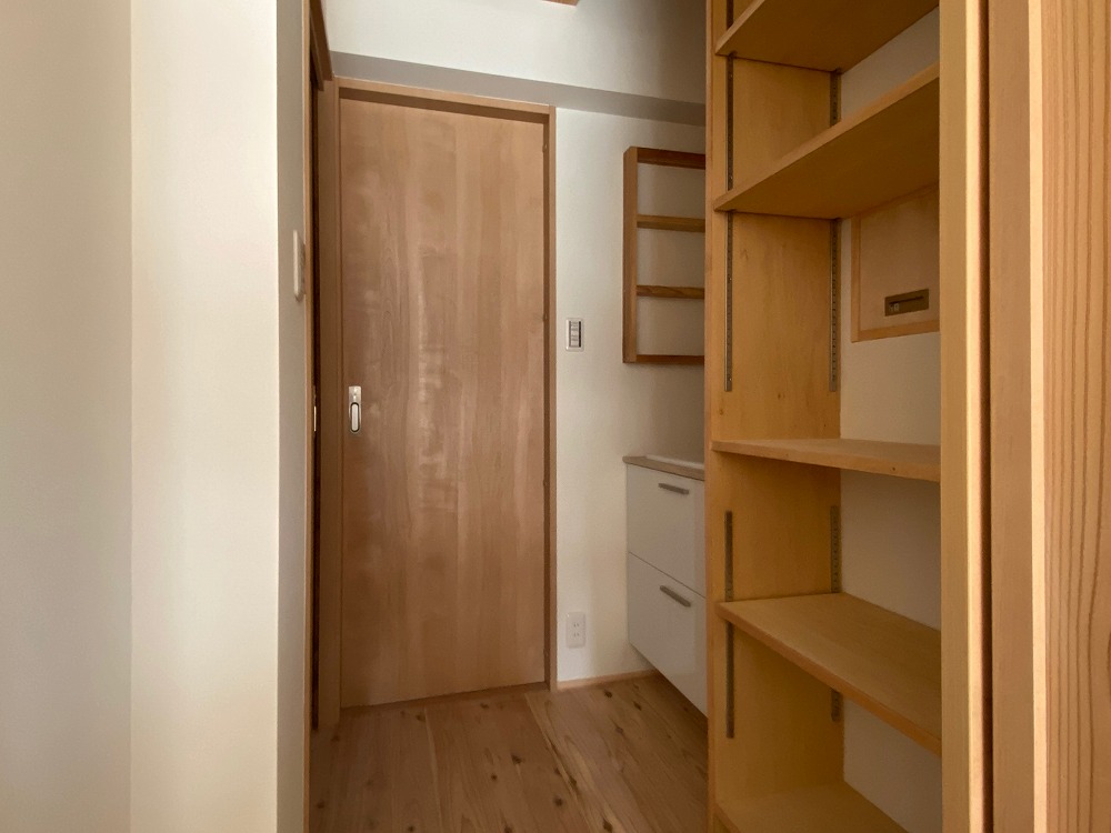 キッチン側からみた洗面室