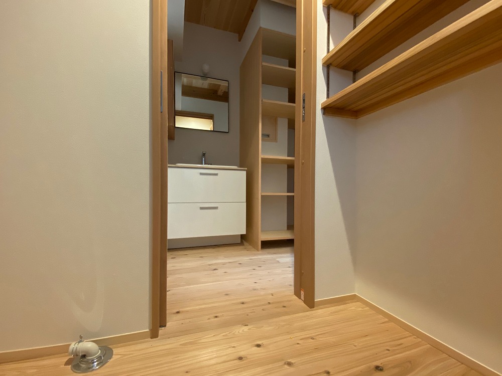 畳1帖分の脱衣場。洗面室方向の写真