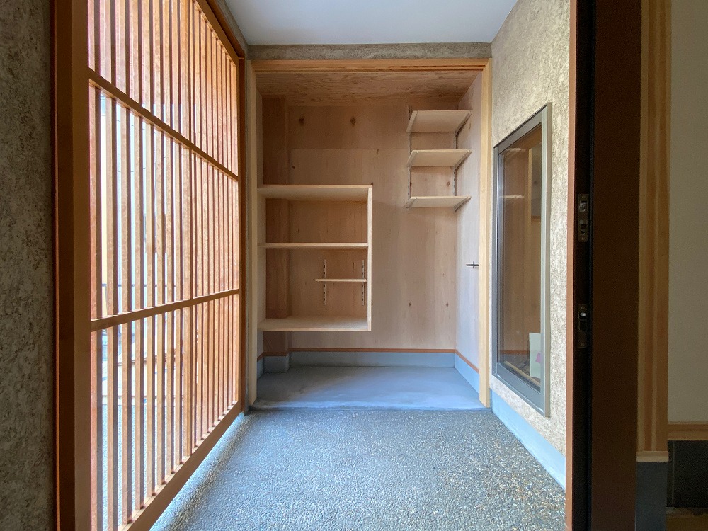 扉取り付け前の写真。一帖だがかなりの収納量が確保されている