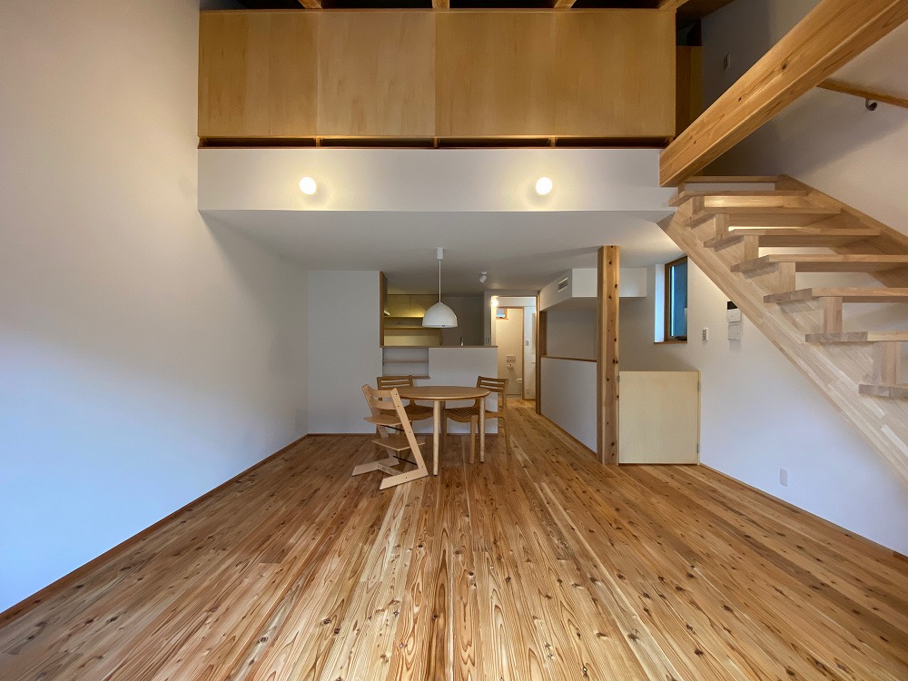 キッチンから奥が水回りコーナーになっている