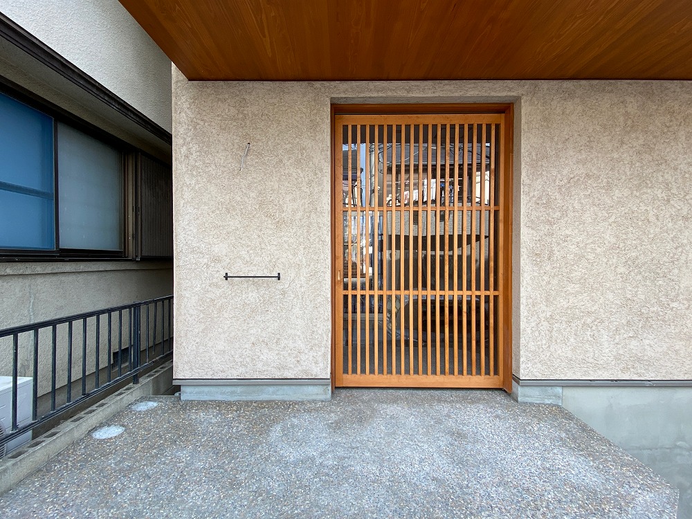 この建具は玄関ドアではなく、一歩手前に設けた風除室の引戸