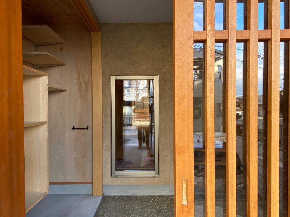 引き戸を開けると土間収納スペース