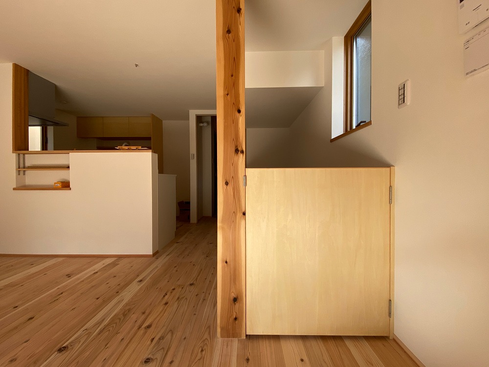 2階リビングの涼しい空気が階段吹抜けから1階へ落ちて行ってしまわないため、冷気止めとしてこの建具が役立つ