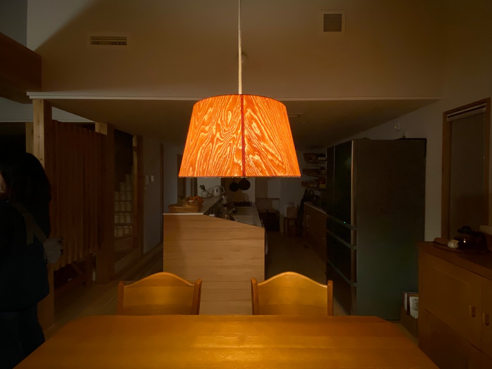 食卓の照明。実際には他にも照明をつけて過ごす。壁を中霧島壁の白壁にして反射を上手く使い、少ない数量で明るさを確保している