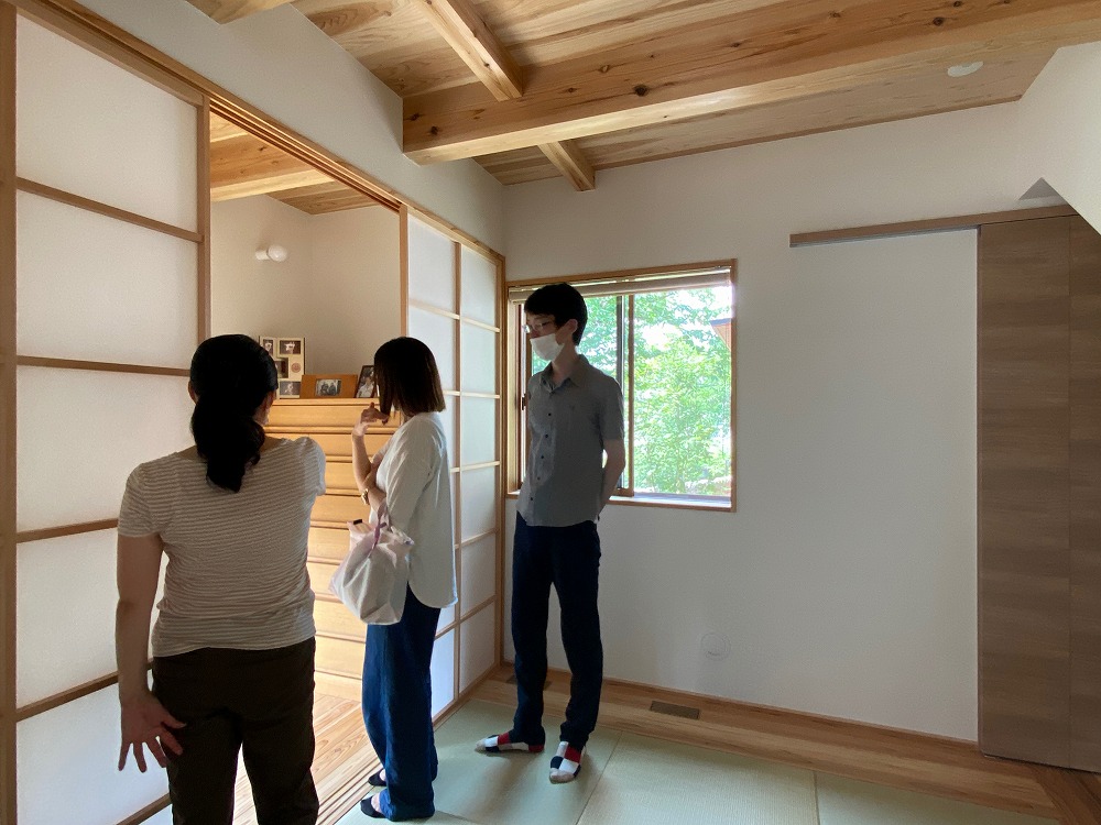 もう一方の窓からは緑が見える。この小さな空間で何もしないのも贅沢