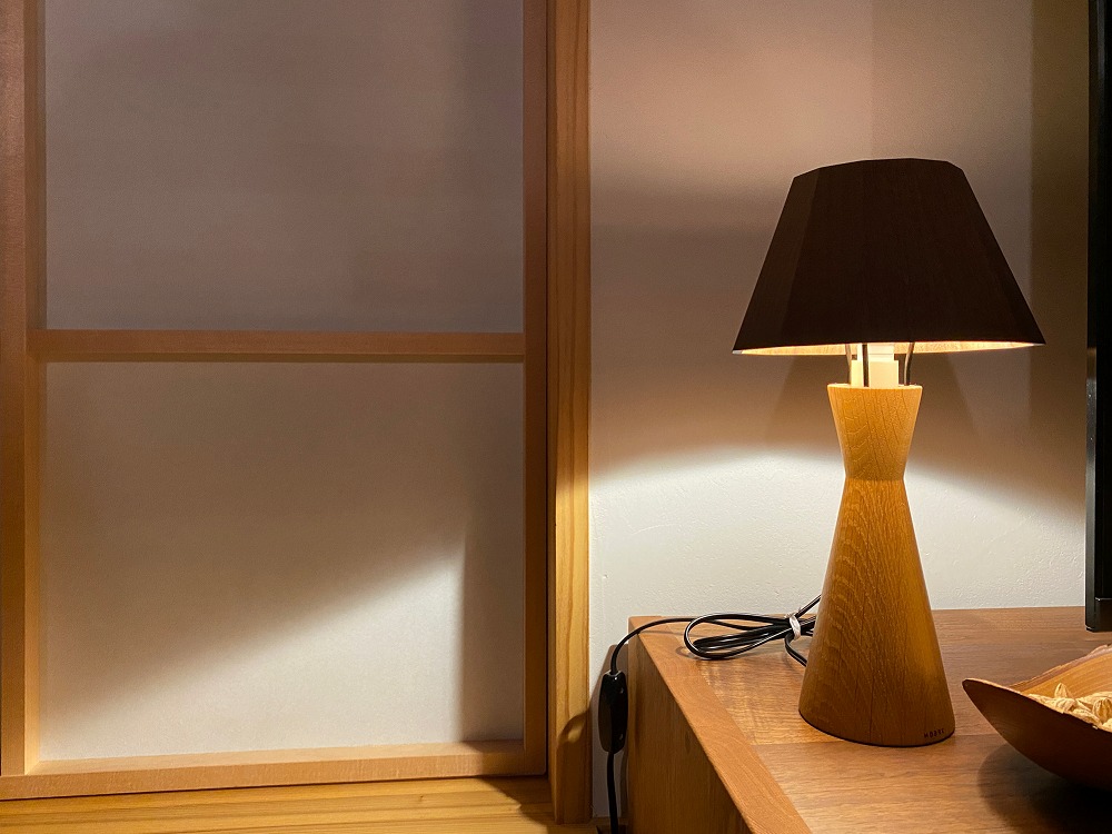 居室やちょっとした明るさが欲しい場合にはデスクライトやスタンドライトで補填して、床やテーブルといったように下へ下へ明るくしてあげる