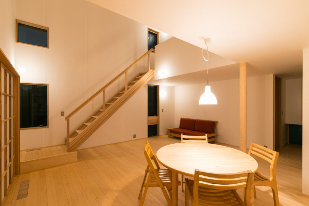 ソーラーコム施工のi-works1.0。数量を抑えたi-worksであっても、夜の照明としては十分な明るさが感じられる