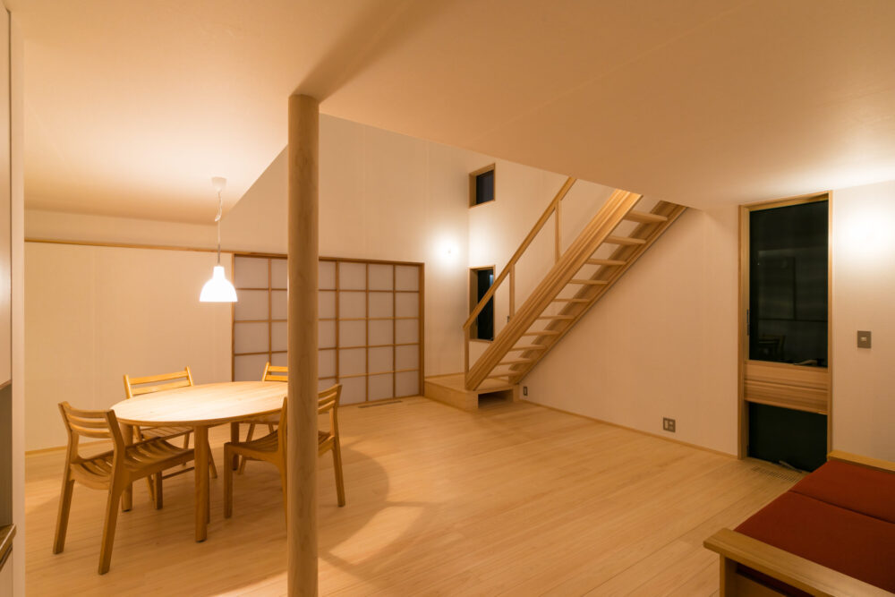 白壁を増やし、木の現しの仕上げを減らすことも効果的に明るく見せる方法