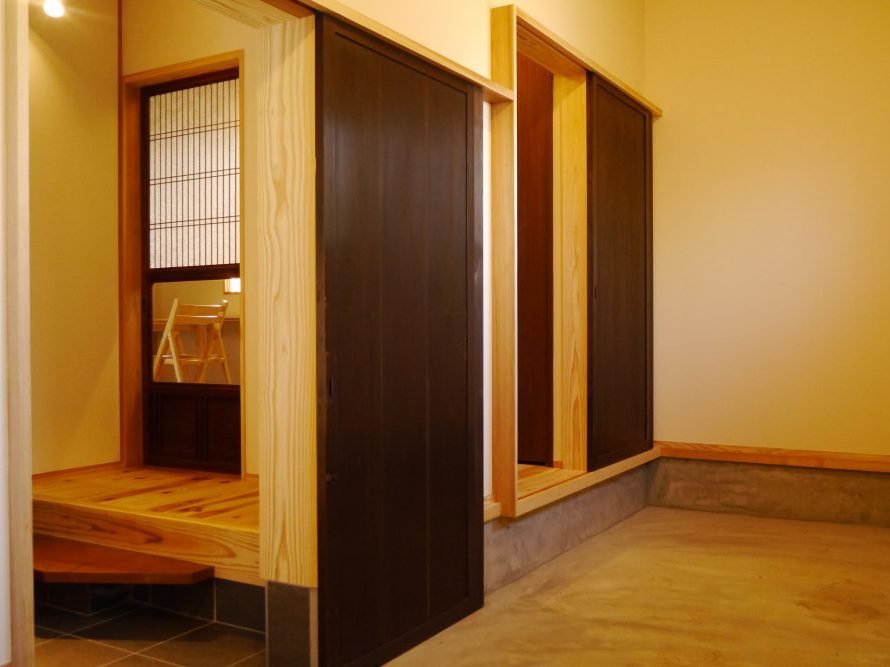 玄関に入ると、収納側、リビング側に分かれる動線をつくった。亀岡の家