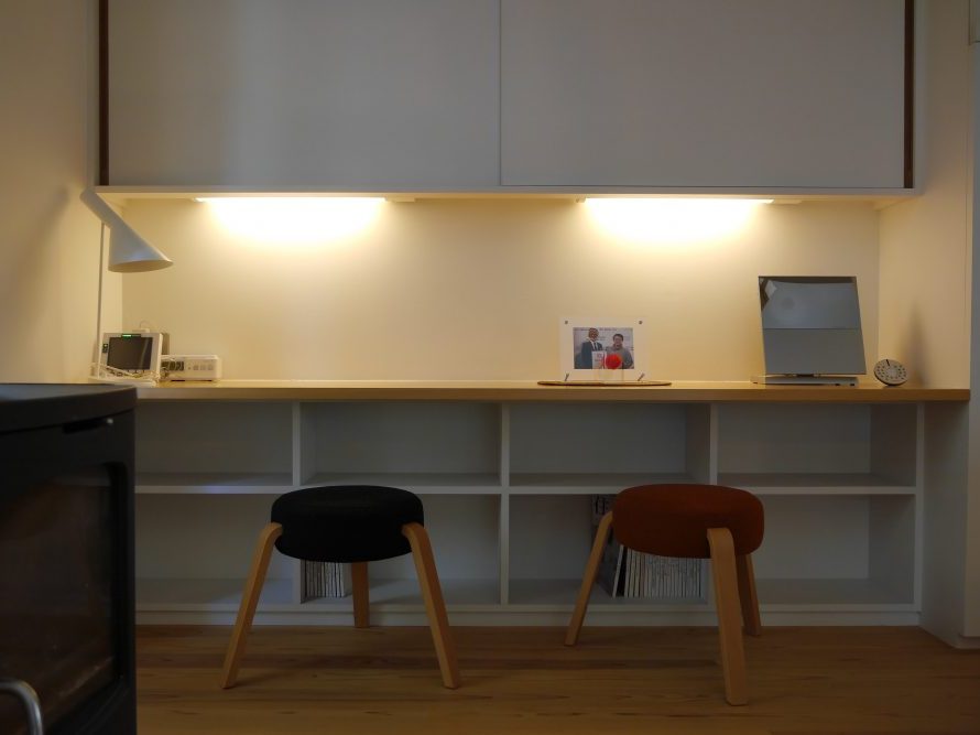 こちらはつくばモデル、吊り収納やキャビネットで隠す収納、見せる収納を使い分けている