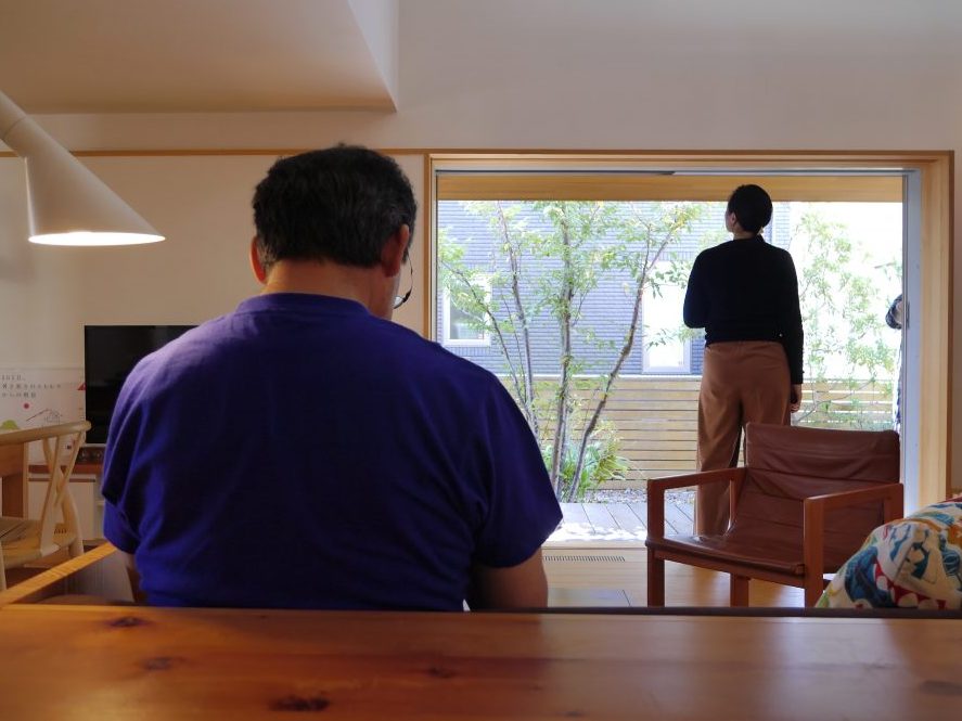 i-worksソファに腰掛ける伊礼さん。伊礼さんは住むなら2.0とおっしゃる。さぞ物が少ないのだろう&hellip;