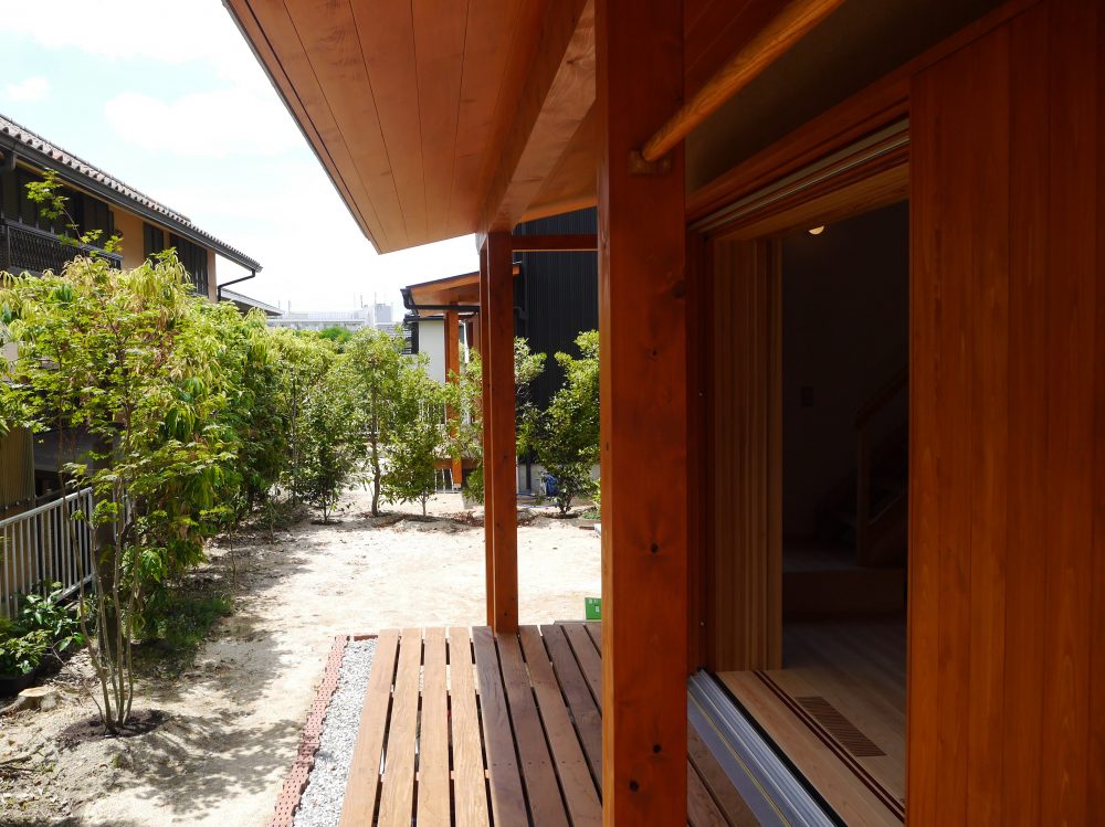 夏の日差しは遮るとまるで北側にあるデッキのように涼しく過ごせる