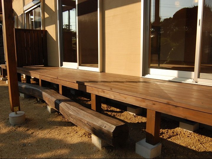 窓辺にウッドデッキや土を持ってくると照り返しが少ない