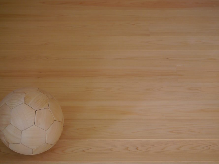 i-works豊中モデルで採用した桧の無節床材と手作りの桧のボール