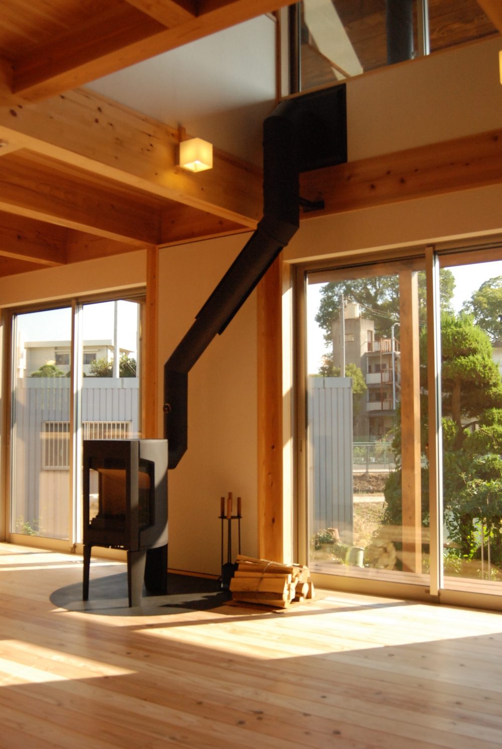 新築の木の家は木のにおいがただよって、人に和んだ気持ちを与えてくれる