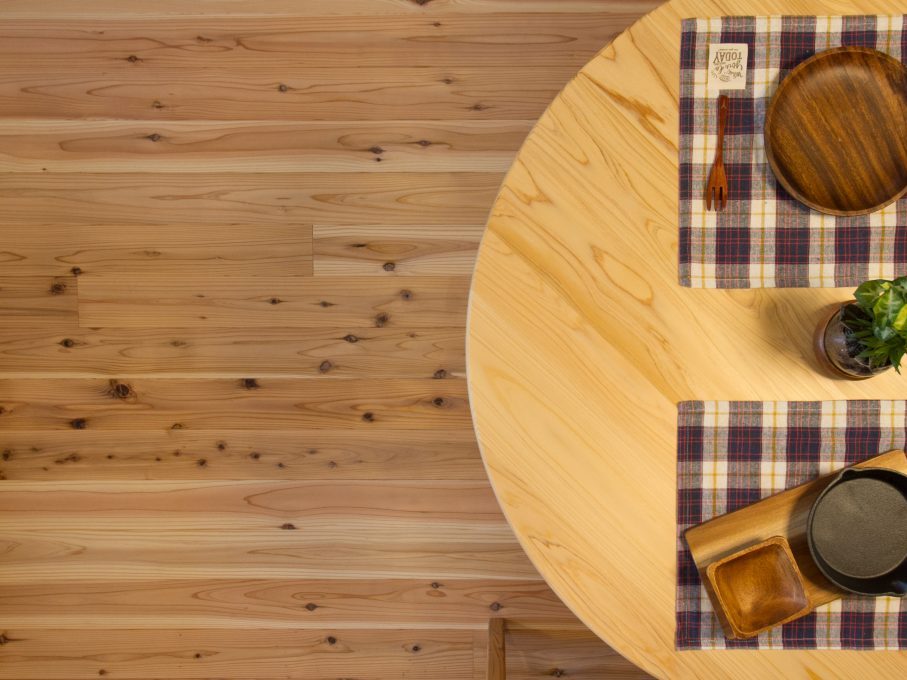 新築時、杉の特一等材という節有り材。上小材という節の小さなものもよく使う