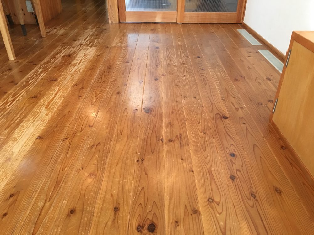 10年を過ぎ、毎年手入れされた杉の床。まるでお寺の縁側のような美しさと艶がある