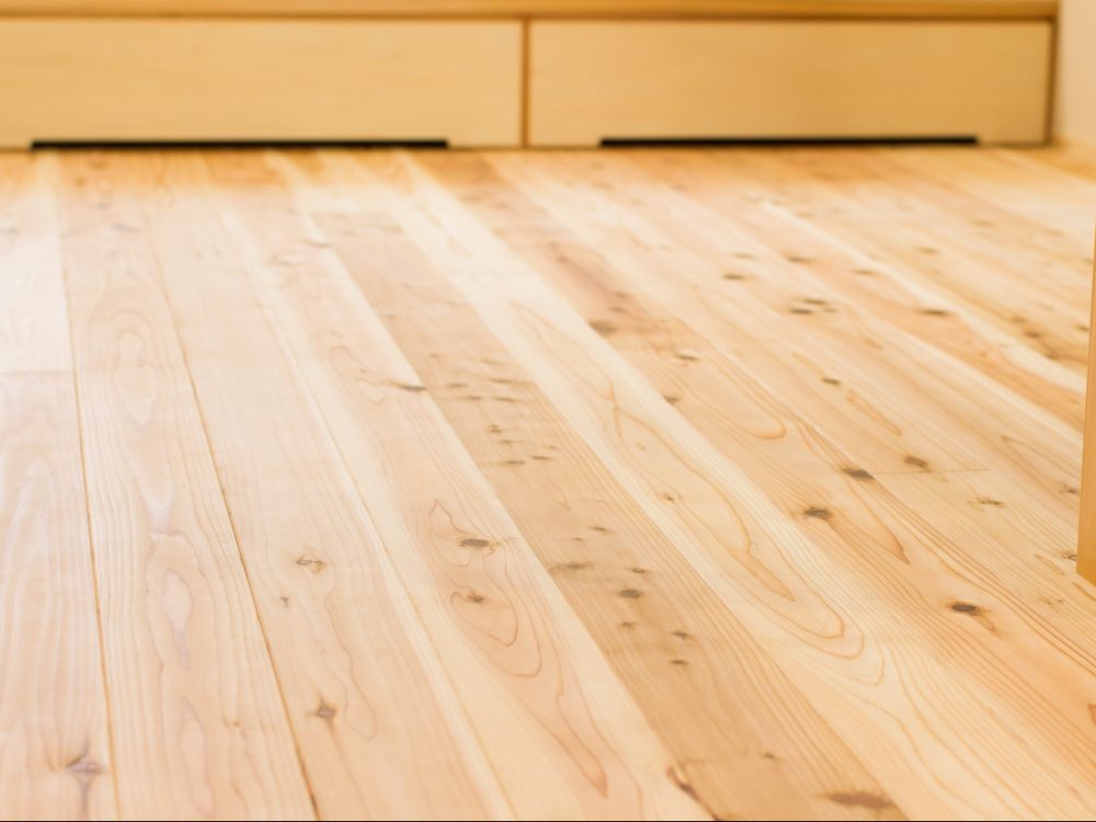 新築時の杉の床。赤身と白太の差がまだあり、ここから数年かけて均一になっていく