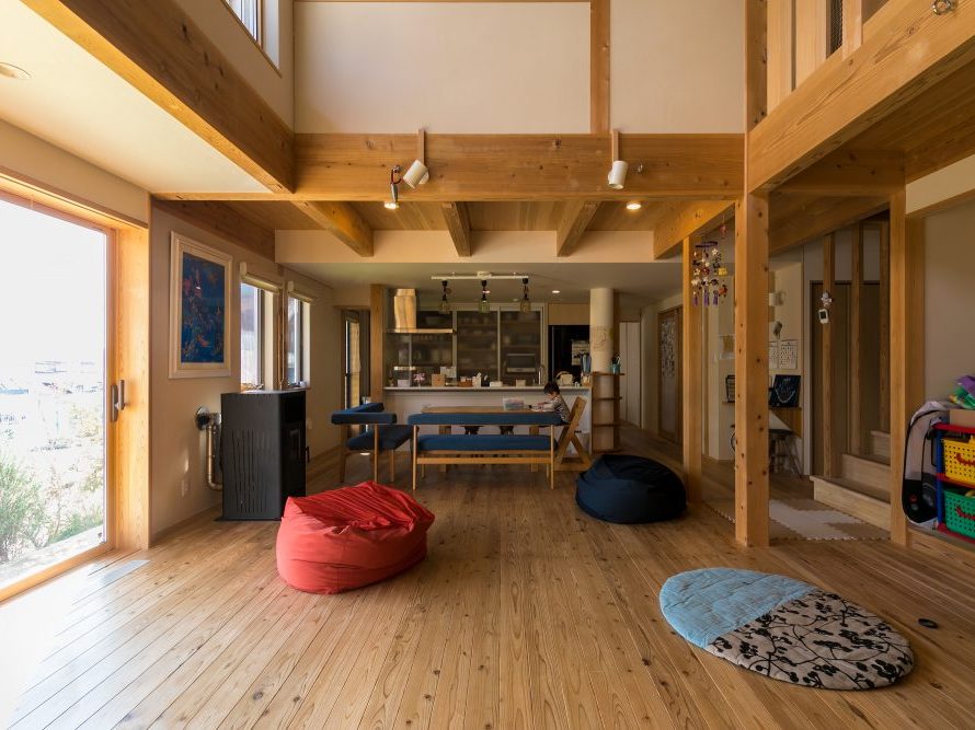 「陽の木の家」は、木の現し仕上げと、珪藻土、そしてOMソーラーで、気持ちの良い室内環境を作り出している