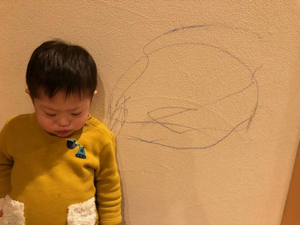 小さなうちはどんなところにも落書きをしてしまうもの