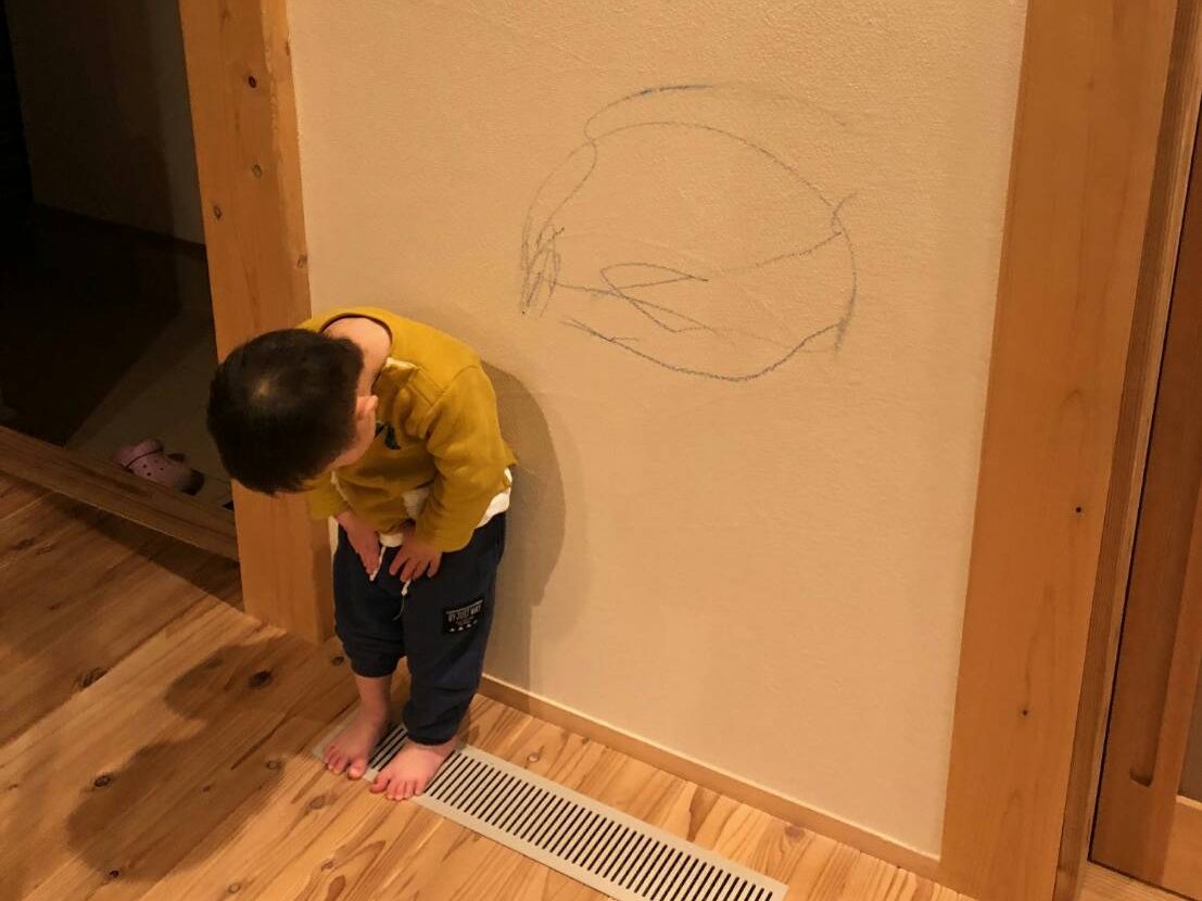 反省。そして一緒にセルフリペア。木の家にはたくさんのお勉強が詰まっている