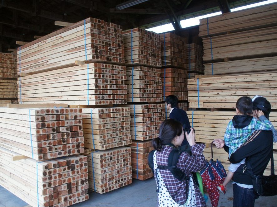 伐採された木材が、製材所でどのように管理・加工されていくのかもご覧いただきます