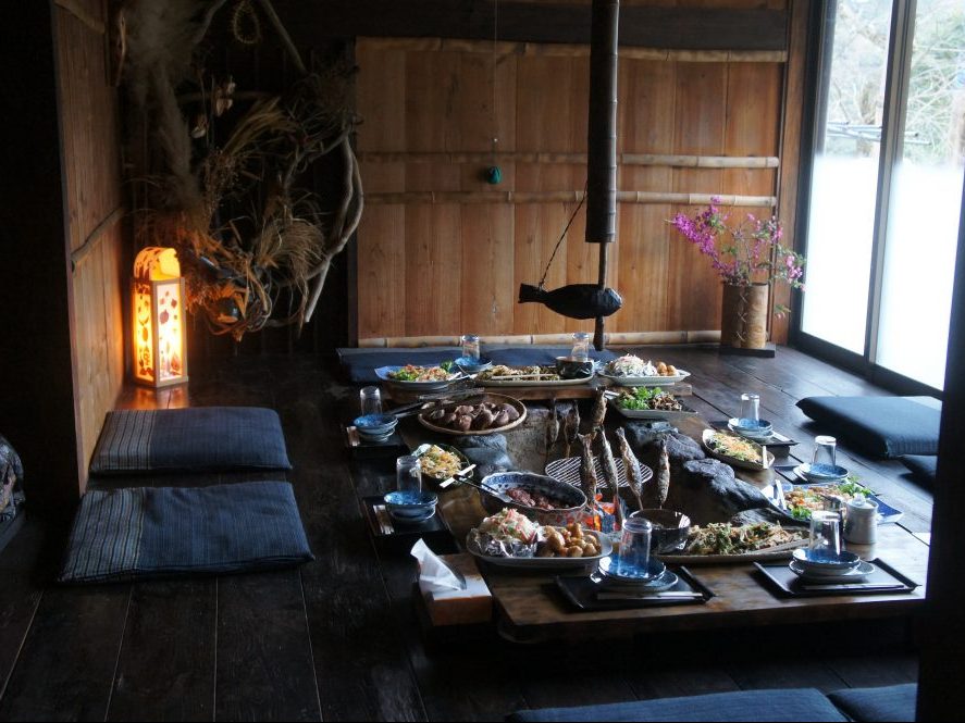 夕食は民宿の囲炉裏を囲んで地元料理をいただく