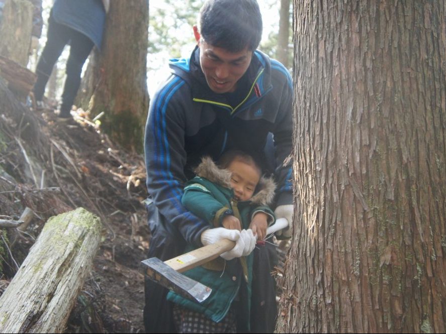 お子様も一緒に斧入れをおこなう