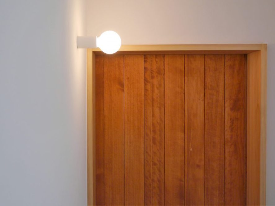 豊中モデルハウスには玄関にも使われ、柔らかく上品に来場者を出迎えてくれる