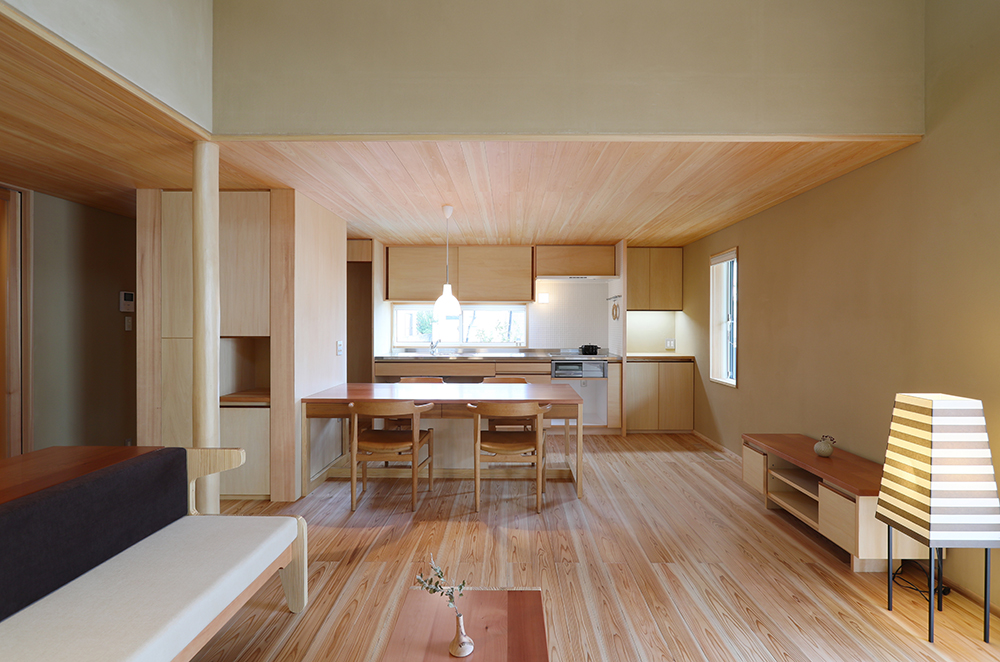 薩摩中霧島壁と、抑えられた天井の高さとも相性が良い