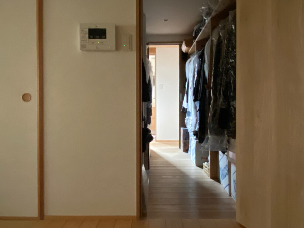 居室からクローゼットを抜けて、洗面・浴室・トイレ・階段へアクセスできる