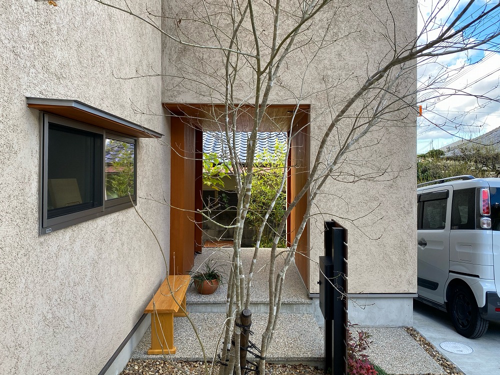 雨に濡れない玄関となった外物置。開口デザインも素晴らしい