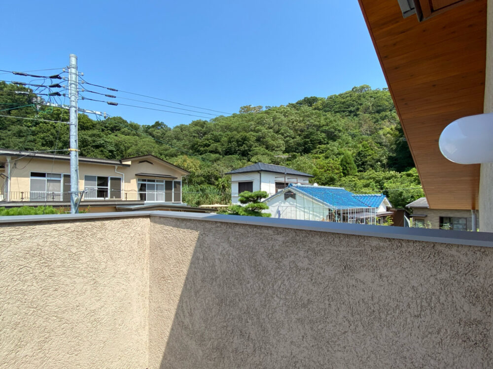 外物置の上部。i-works1.0 和歌山では2階子供室からそとん壁仕上げのバルコニーに出られるようにした