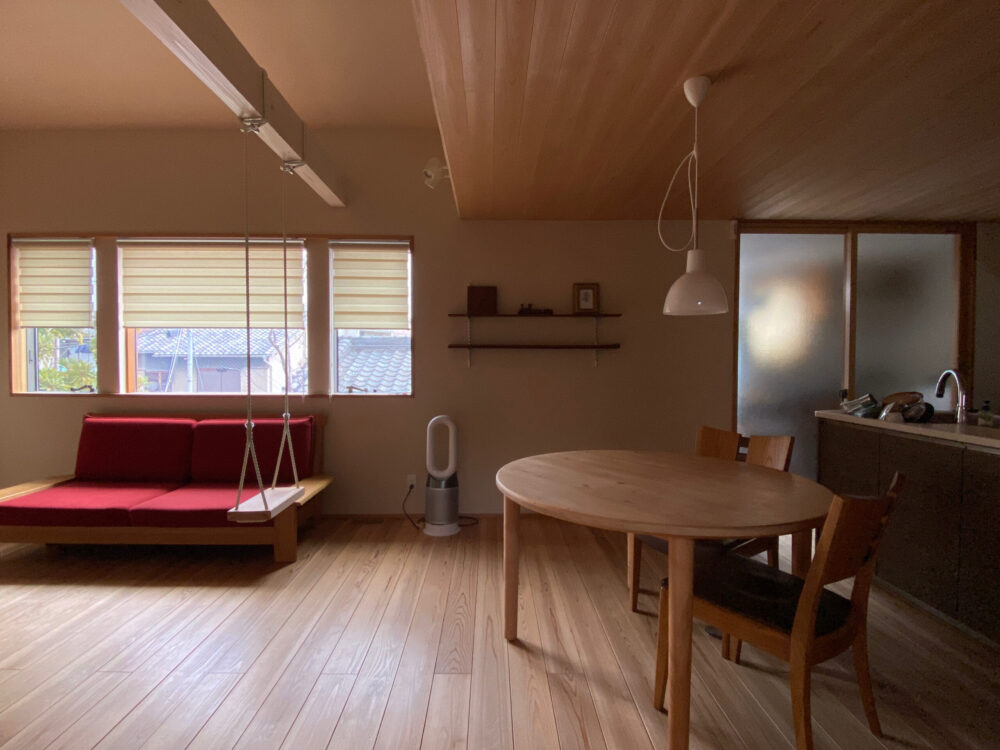 ソーラーコムのダイニングとリビングの緩やかな境界。天井を桧の無節にして軽やかにしている