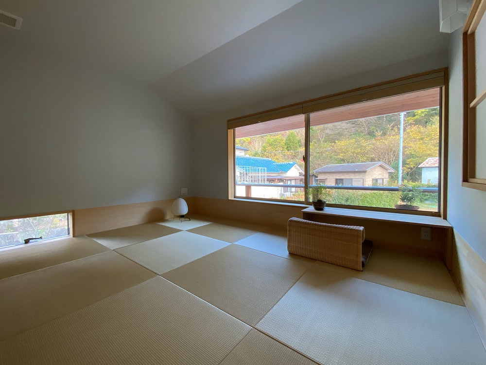 i-works1.0 和歌山の和室。低い天井がいつまでもそこに座って居たくなる気持ちにさせてくれる