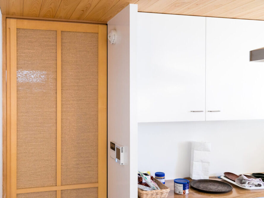 豊中の家。キッチン吊り戸棚と製作建具の関係。既製品を使わない良さは「広く感じる」という体感にも現われる