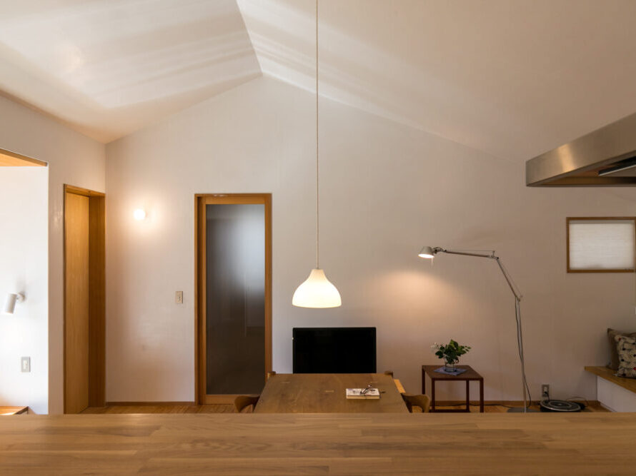 キッチンからの視線。スタンドライトがあると手元と足元を照らせ、灯りの重心も下がる